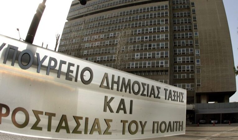 Μεταφορά μεταναστών στο στρατόπεδο Κορίνθου